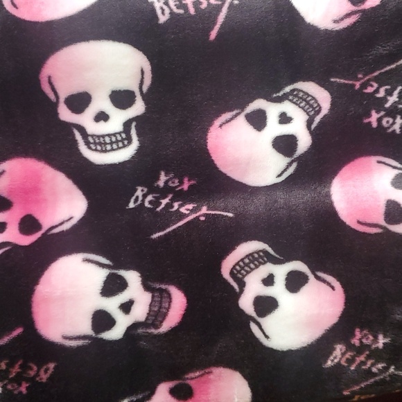 Betsey Johnson Ombre Skulls Pink Black Soft Plush Throw Blanket New 66x90 - Picture 2 of 4